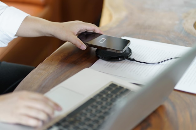 Czy ładowarką indukcyjną można ładować każdy telefon?