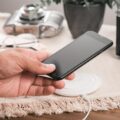 Jak ładować indukcyjnie iPhone bez problemów?