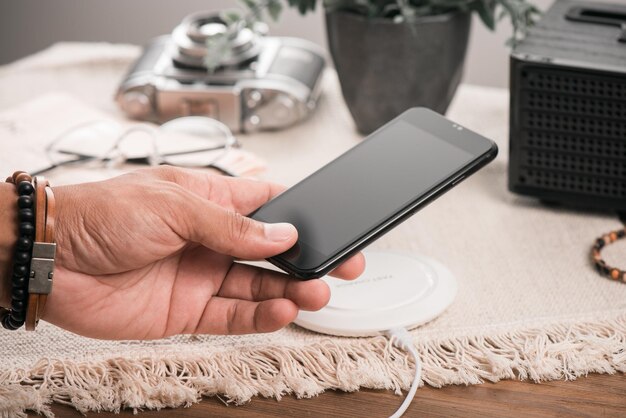 Jak ładować indukcyjnie iPhone bez problemów?
