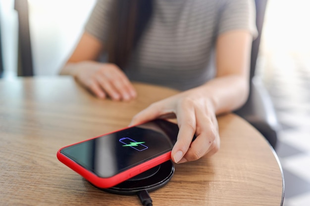 Jaki telefon można ładować indukcyjnie i czy warto z tego korzystać?