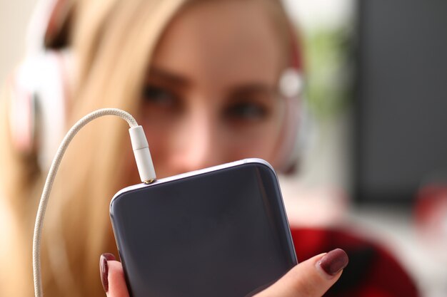 Jakie telefony ładują się bezprzewodowo i na czym to polega?