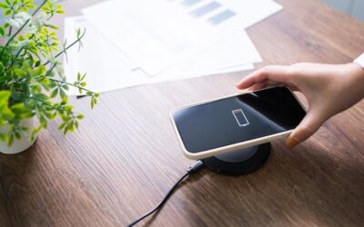 Czy ładowanie indukcyjne niszczy baterię iPhone’a?