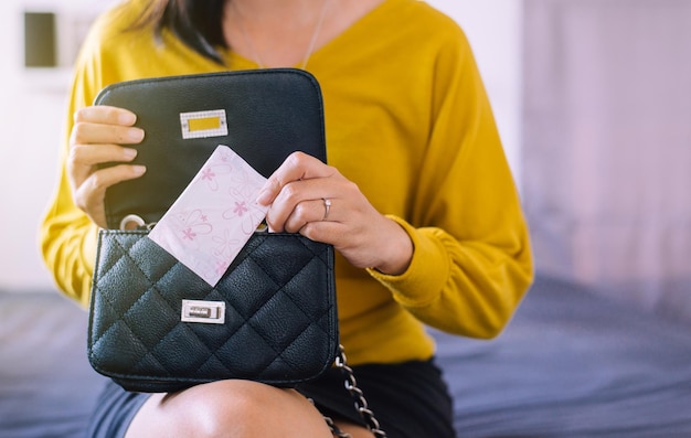 Etui antykradzieżowe na karty zbliżeniowe czy warto mieć je przy sobie?