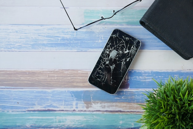 Ile ładuje się iPhone 14 i czy warto stosować szybkie ładowarki?