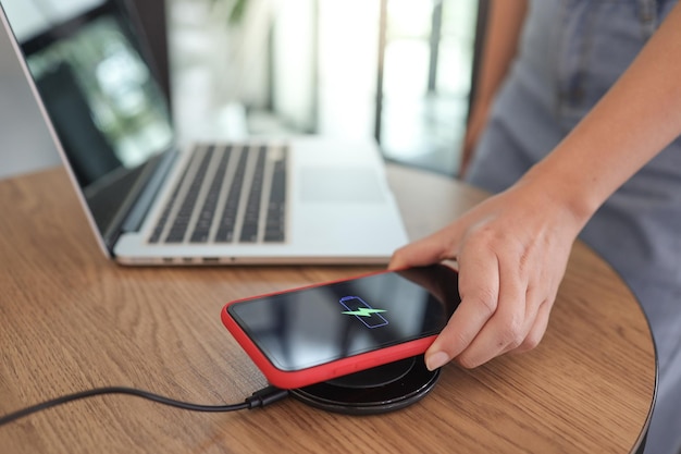 Jak działają ładowarki bezprzewodowe i czy warto z nich korzystać?