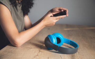 Jak naładować słuchawki bezprzewodowe JBL, żeby działały długo?