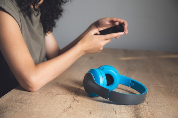 Jak naładować słuchawki bezprzewodowe JBL, żeby działały długo?