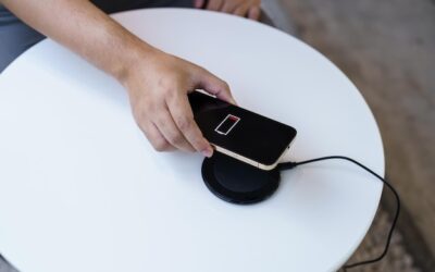Jak naładować telefon indukcyjnie i czy to naprawdę działa?