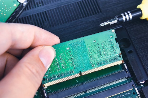 Jak zmienić sterowniki karty graficznej i kiedy warto to zrobić?