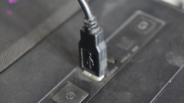 Jakie złącza posiada zasilacz komputerowy i do czego służą?