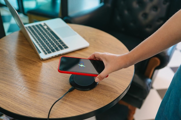 Jak sprawdzić czy telefon można ładować bezprzewodowo?