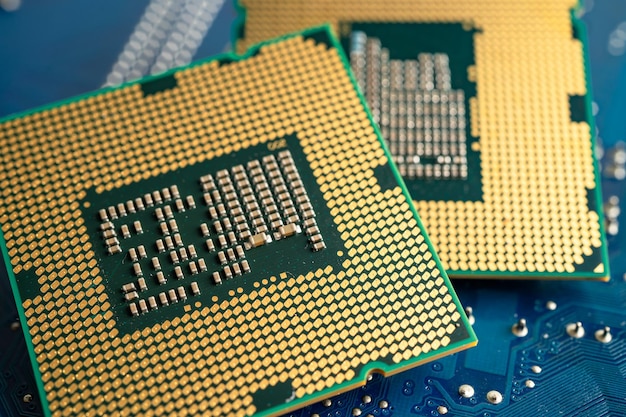 Procesor dwu czy czterordzeniowy – który lepiej sprawdzi się w codziennym użytkowaniu?