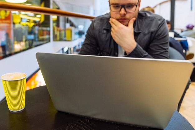 Jak obliczyć ile wat potrzebuje komputer podczas pracy?