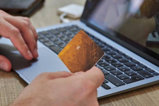 Jak zabezpieczyć karty płatnicze, żeby uniknąć nieprzyjemności?